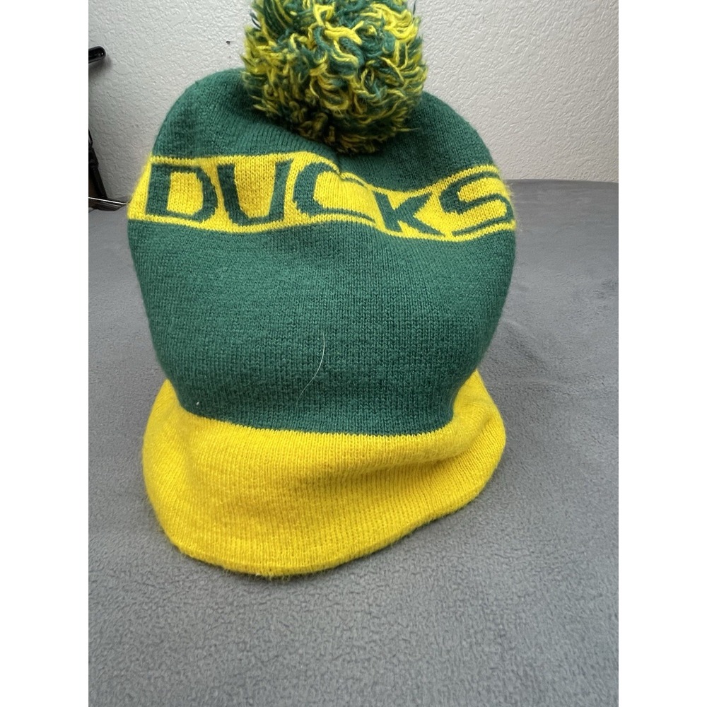 Oregon Ducks Beanie Adults One Size Green Skull Cap Hat‎ Pom Pom